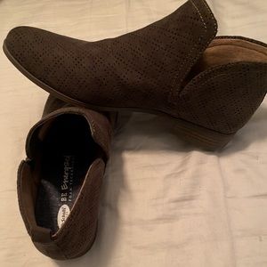 Dr. Scholl’s olive green ankle boots. Size 9.